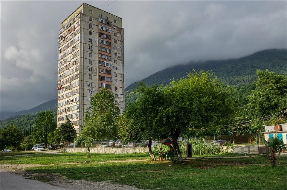 Абхазия поселок Ипнари. Абхазия Гагра многоэтажки. Жилые дома многоэтажки Гагра Сухум. Гагры Абхазия многоэтажка. Колхети гагра