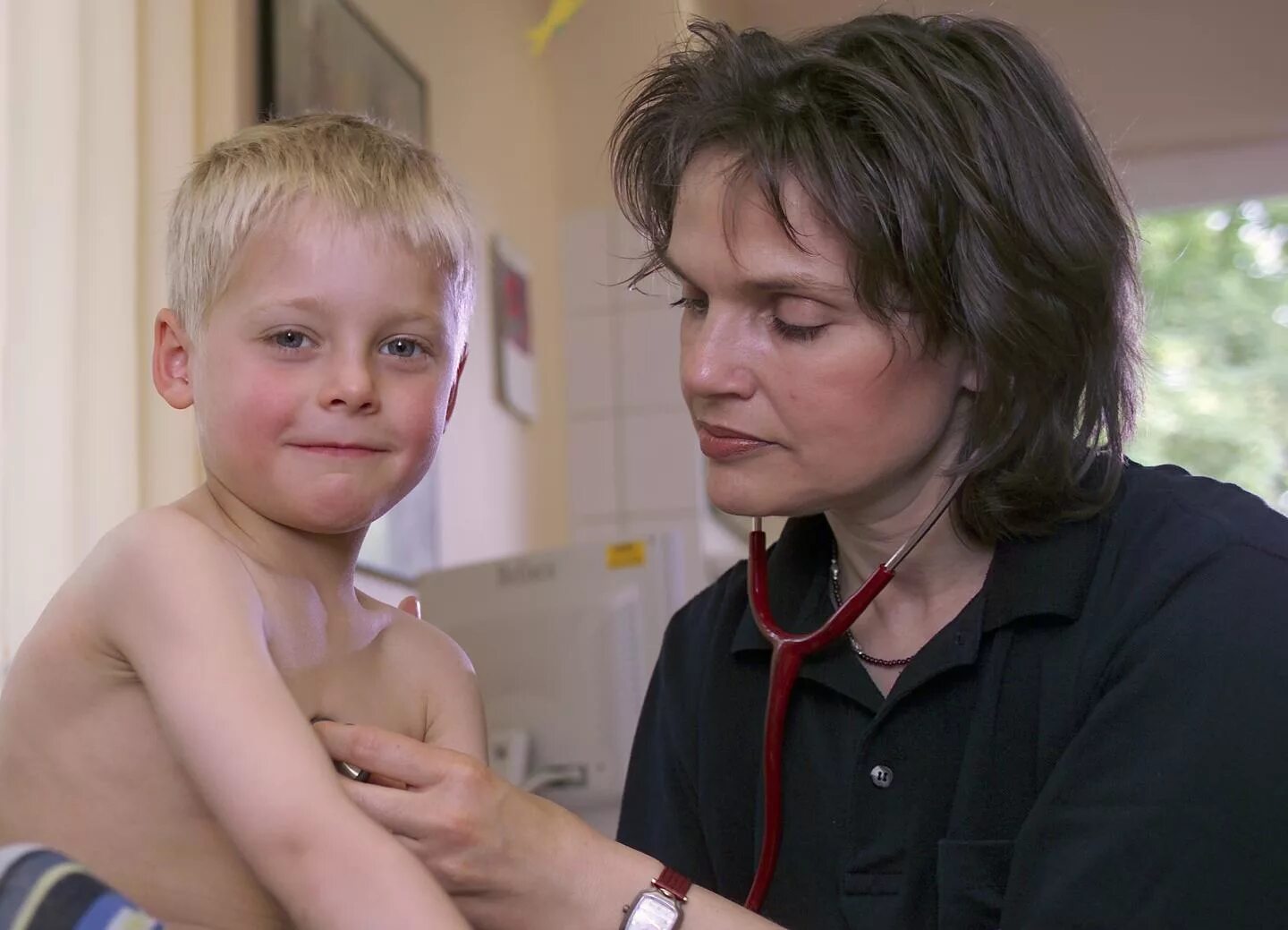 Mutter der kinder. Untersuchung. kinderarzt.
