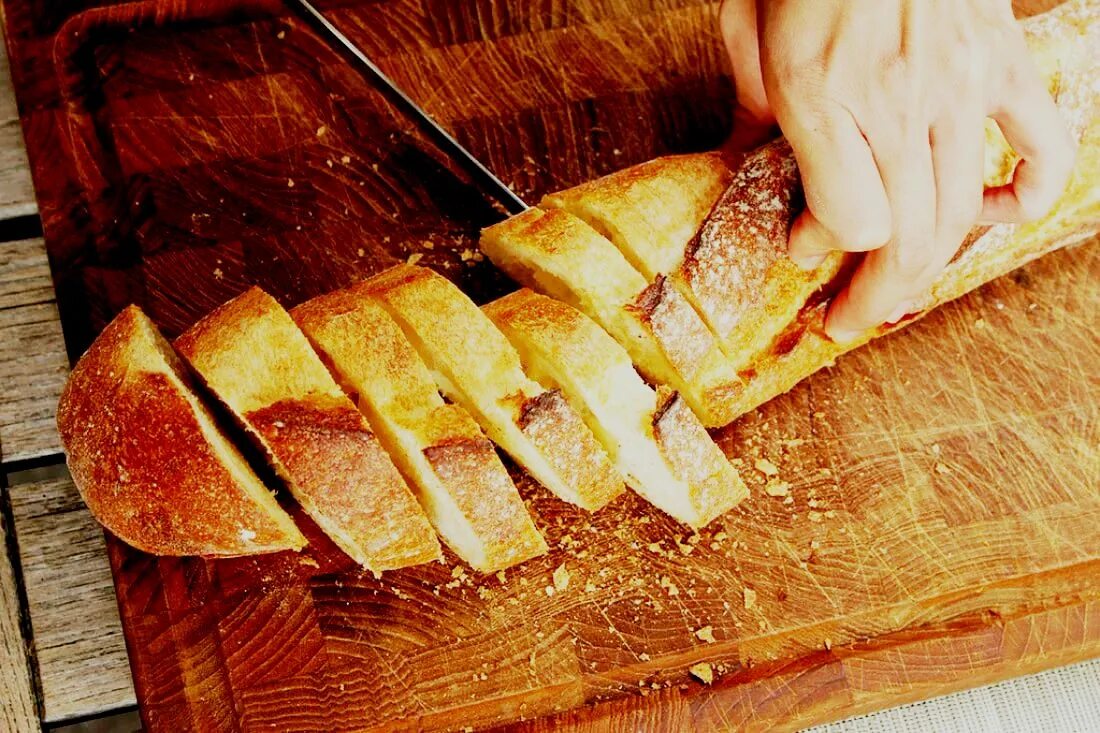 режущая кромка лезвия. лезвие ножа под микроскопом. нож для кромки. режущая кромка лезвия. заточка ножа под микроскопом.