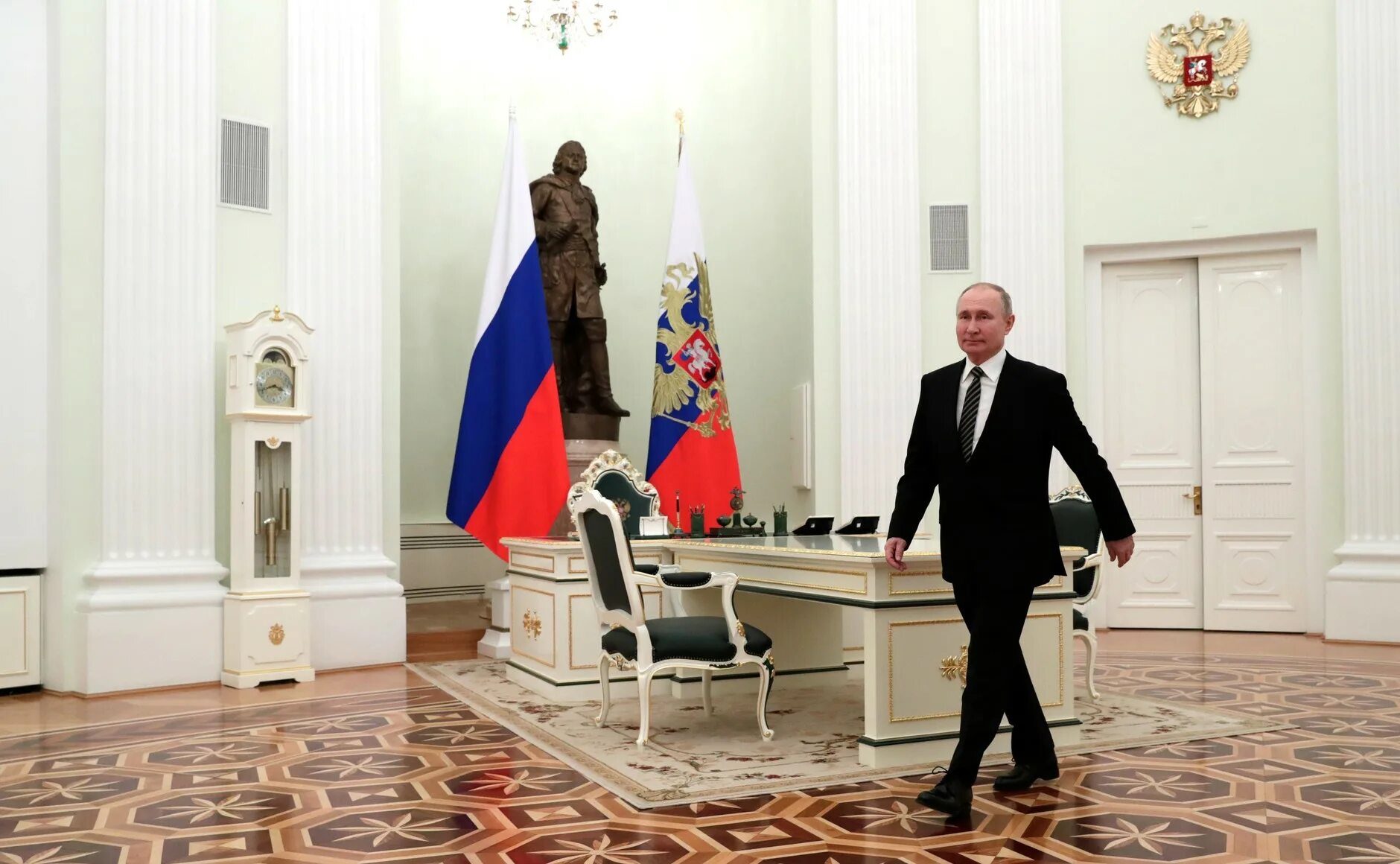 Байден и обама в белом доме. Владимир путин в кремле. Путин в овальном кабинете. Сша белый дом джо байден и. Джо байден собрание в белом доме.