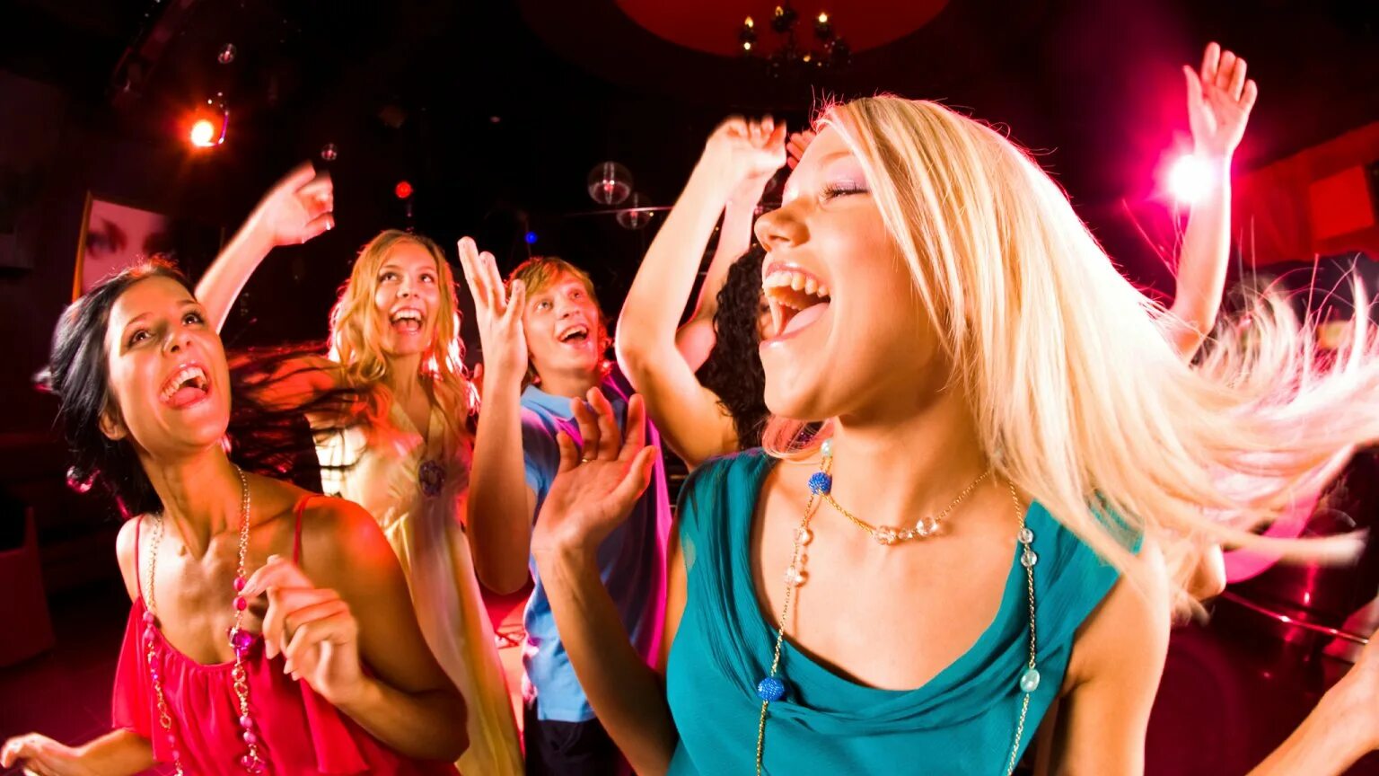 Блондинка на вечеринке. Девушка в клубе. Ночной клуб девушки танцуют. Танцы в клубе.