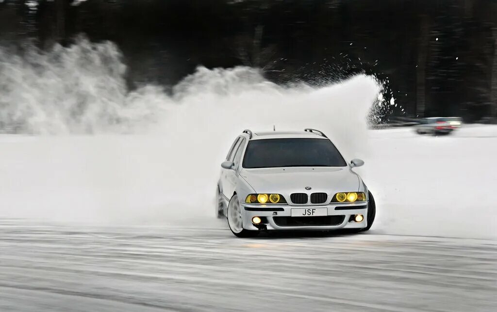 Крутой занос. BMW e39 Drift. БМВ м5 е39 дрифт. E39 дрифт. Зимний дрифт БМВ е39.