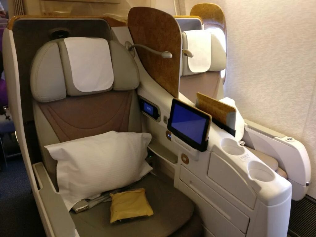 Бизнес класс аэрофлот боинг 777-300. Emirates business class b777-300. 777 бизнес. Boeing 777-300er аэрофлот бизнес класс. Boeing 777-300er салон.