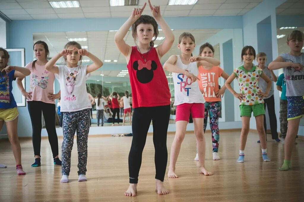 дети танцуют в лагере. танцы в лагере. танцевальный лагерь фильм 2016. школьники танцуют. танцы дети лагерь.