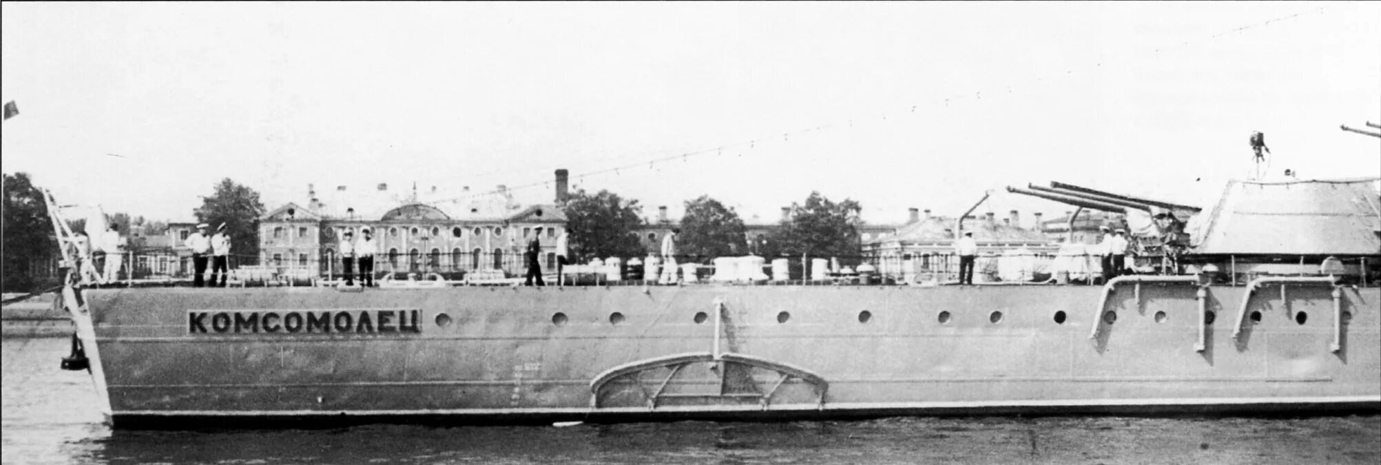 Учебный корабль комсомолец. Корабль комсомолец авианосец. Авианосец комсомолец. Авианосец комсомолец world of warships. Учебный крейсер комсомолец.