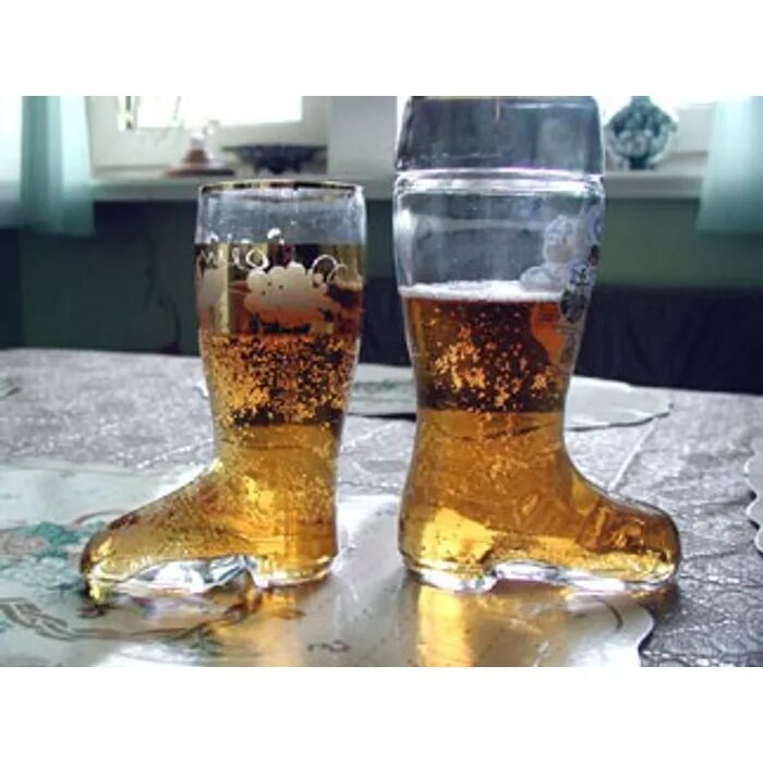 С днём сапожника 26 ноября открытки. Пивной бокал сапог. Обувь пиво. С днем рождения резиновые сапоги. 26 ноября праздник сапожника.