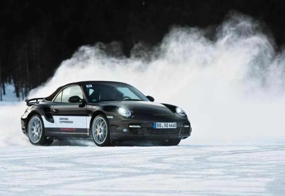 Экстремальное вождение. Экстремальное вождение на Порше. Porsche зима. Машина в экстремальных условиях.