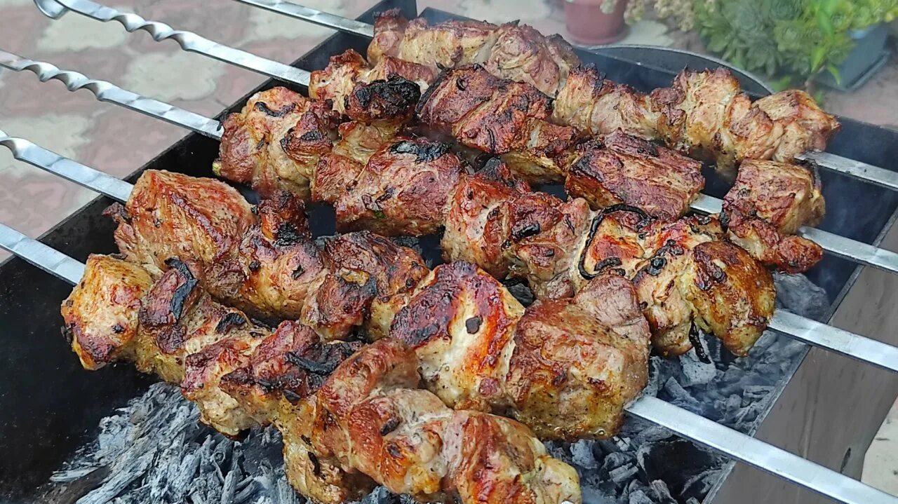 Как сделать сочный шашлык в духовке. Готовый шашлык. сочный шашлык из свинины. шашлык с аллой.
