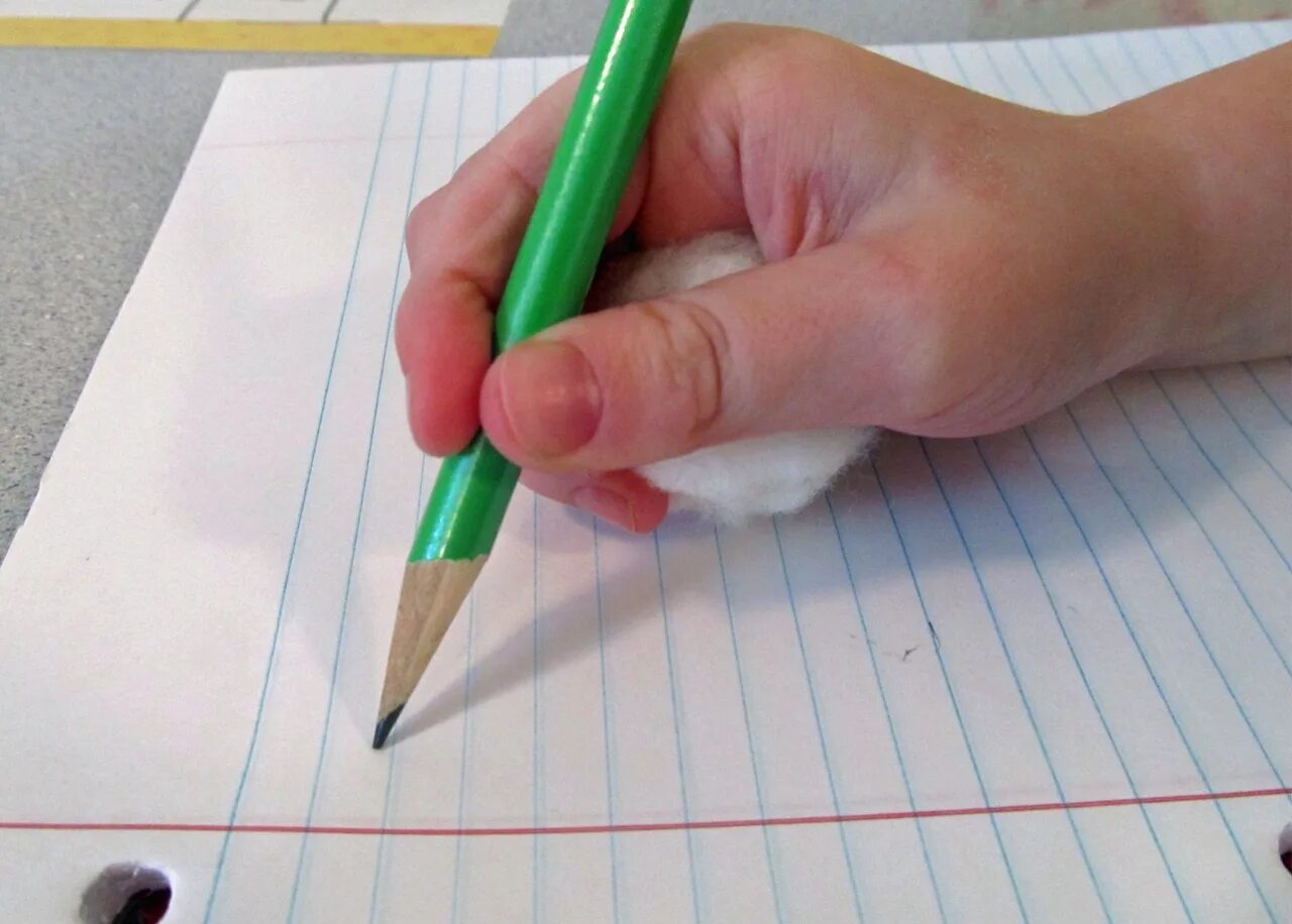 Правильно держать ручку с резинкой. Ручки для правильного письма. Ручка карандаш. Правильный захват ручки карандаша. Держать ручку с помощью резинки.