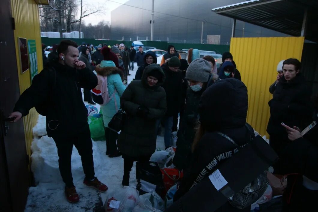 Очередь в ммц сахарова. Тропарево сахарово миграционный центр. Сахарово миграционный центр. Мигрант и полиция и фмс. Завтра сахарово.