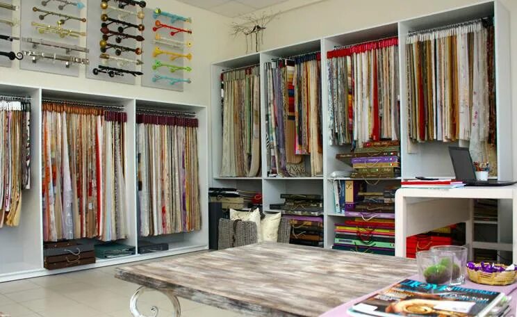 площадь магазина тканей. площадь магазина тканей. оборудование для магазина ткани и фурнитуры. мастерская пошива одежды. выкладка тканей.