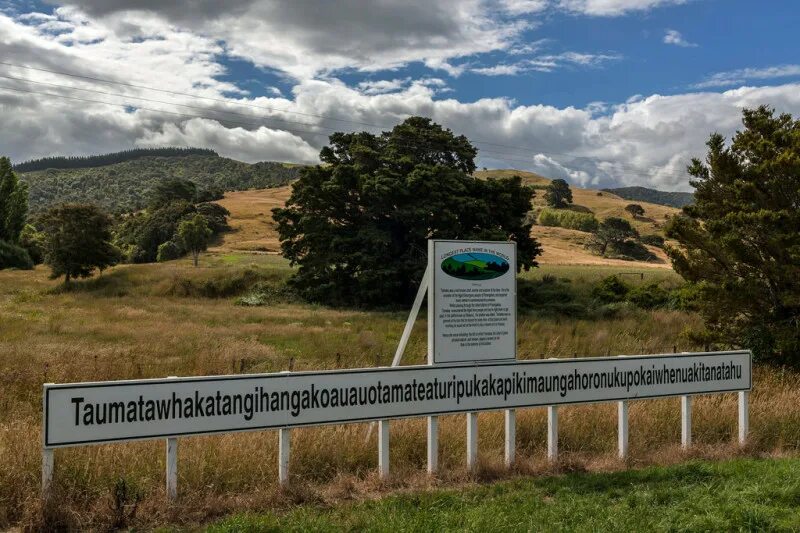 Озеро длинное название. Холм Таумата в новой Зеландии. Холм в новой Зеландии с длинным названием. Самое длинное название холма в новой Зеландии. Длинное название горы в новой Зеландии.