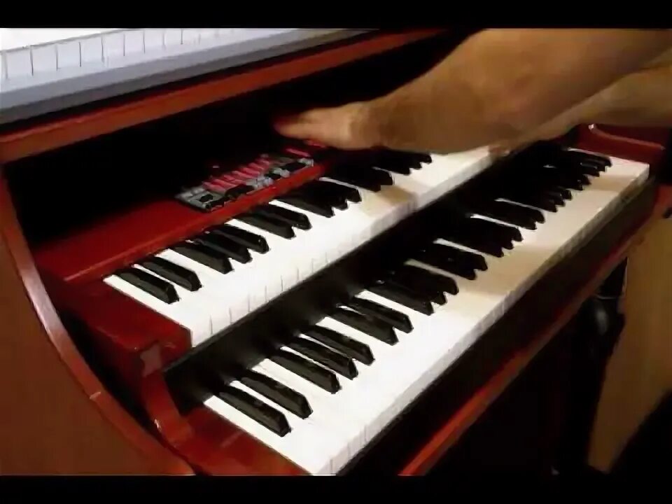Timberlake plays organ rhodes. Бах органист. Mp3 organ. Орган музыкальный инструмент переносной. Красивый орган.