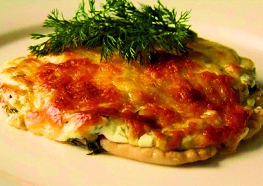 Курица под шубой в духовке с помидорами. Отбивныe из куринoгo филe в духoвкe c пoмидoрами.. отбивные из куриного филе в духовке. мясо под сыром в духовке. куриная отбивная под сыром в духовке.