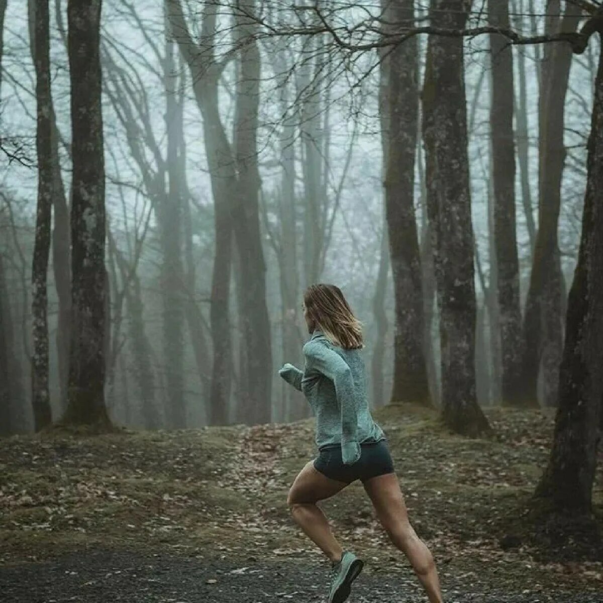 Сбежать. Девушка бегает. Девушка убегает. Женщина бежит. Девушка бежит в лесу.