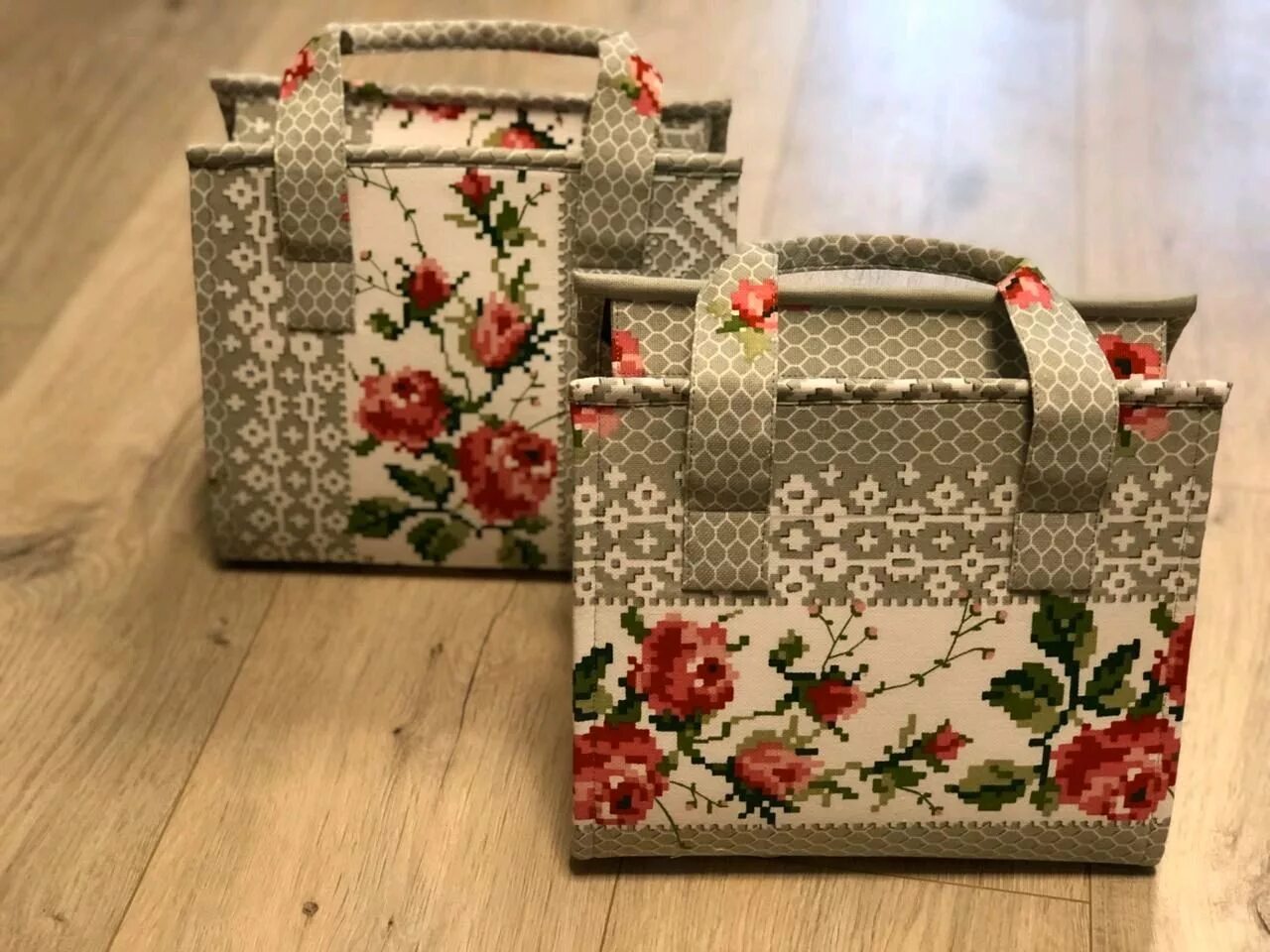 Сумка для рукоделия. Сумки в лоскутной технике. Сумка для рукоделия своими руками. Органайзер для рукоделия. Органайзеры корзины из ткани своими.