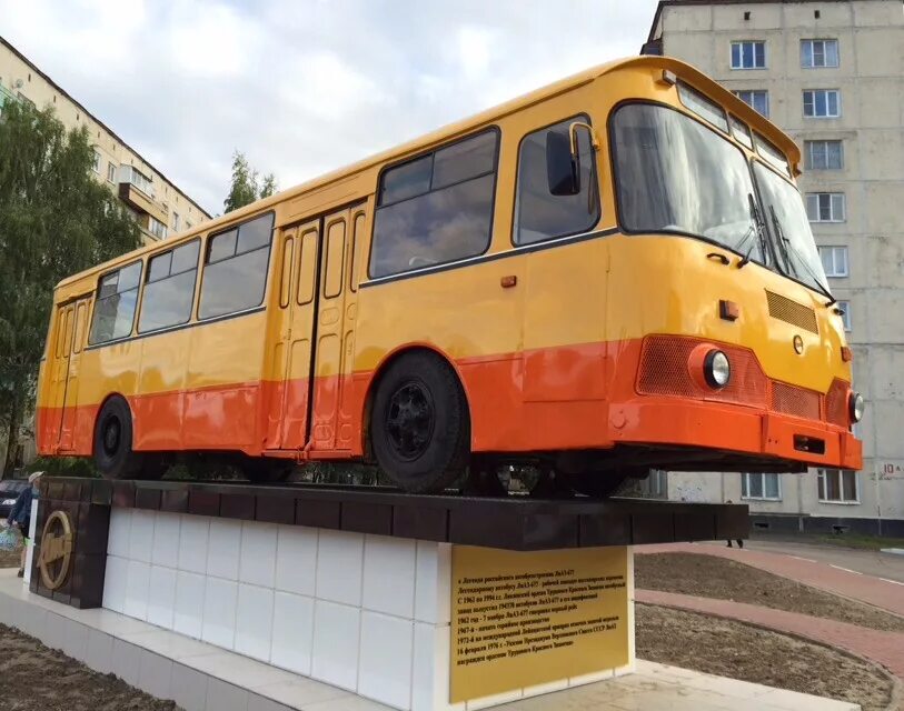 Монумент автобус. Памятник лиаз 677 в ликино-дулево. лиаз 677 ликино. памятник автобусу лиаз 677 в ликино дулёво. памятник лиаз 677.
