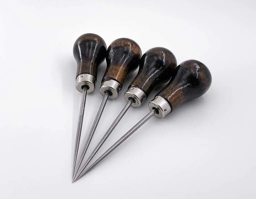 Шило. Кончалась клювом острым как шило. Шило портняжное. Небольшое озеро заросло осокой посреди плавала дикая утка текст. Черный водорез.