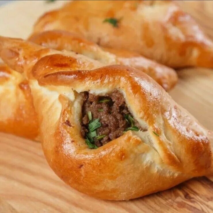 Кулебяки расстегаи. Расстегай. Рыбный пирог расстегай. Расстегай с рыбой. Расстегай с мясом.