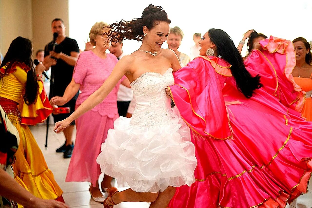 красивая цыганская свадьба. цыган на свадьбе зажигает. цыганские видео. цыганские видео. цыгане современные городские.