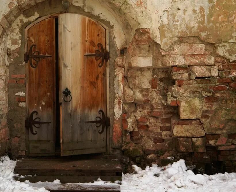 Старинная дверь. Двери в старинных домах. Красивые двери. Открытая дверь.