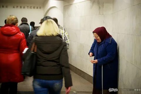 Просят деньги в метро