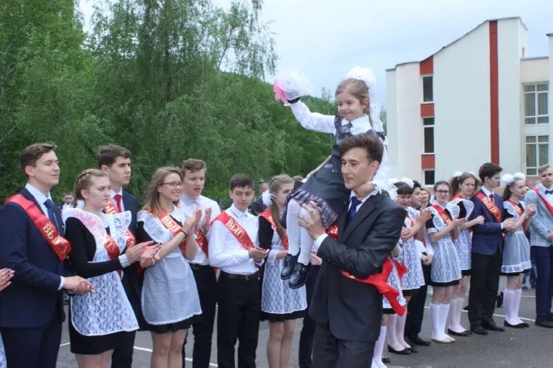 33 года назад для нас звенел последний звонок. Сретенская школа 1 забайкальский край. Сенатор в классе это. Гимназия 2 чехов выпускной. Прощай родная школа.