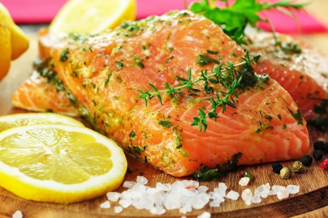 Как приготовить красную рыбу вкусно и сочно