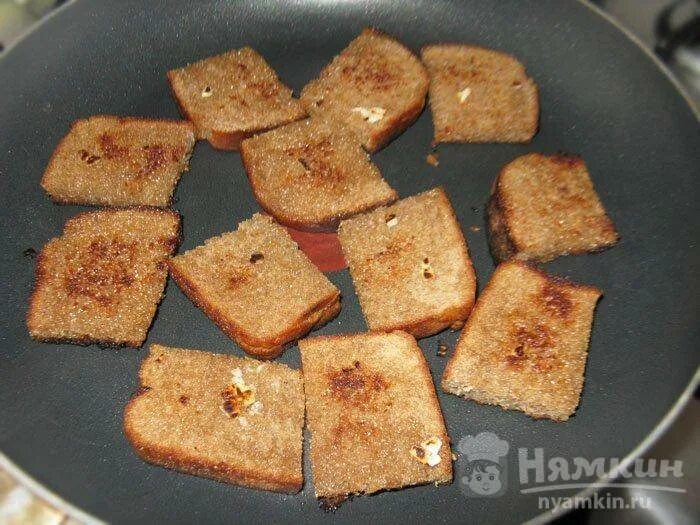 Жареный черный хлеб. Поджаренный черный хлеб. Кусок поджаренного хлеба. Гренки с чесноком из черного хлеба. Поджаренный черный хлеб.