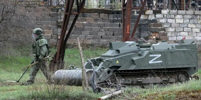 Военная техника Исландии. Буква v на военной технике. Буквы на русской военной технике. Наши воины ремонтируют брошенные технику.