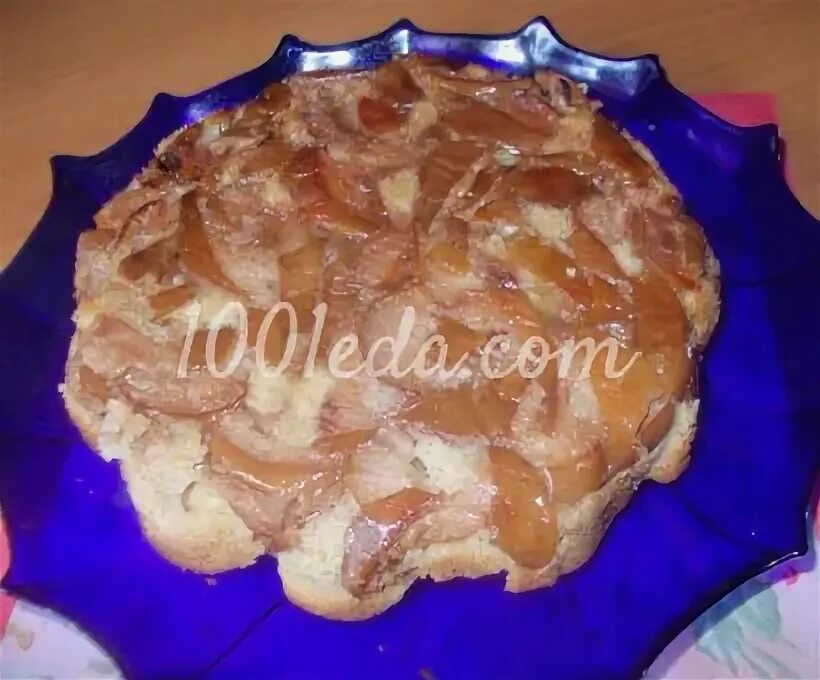 Шарлотка с яблоками в духовке. Рецепт шарлотки с замороженными яблоками. Рецепт шарлотки с замороженными яблоками. Шарлотка с яблоками и корицей. Шарлотка пышная с яблоками.