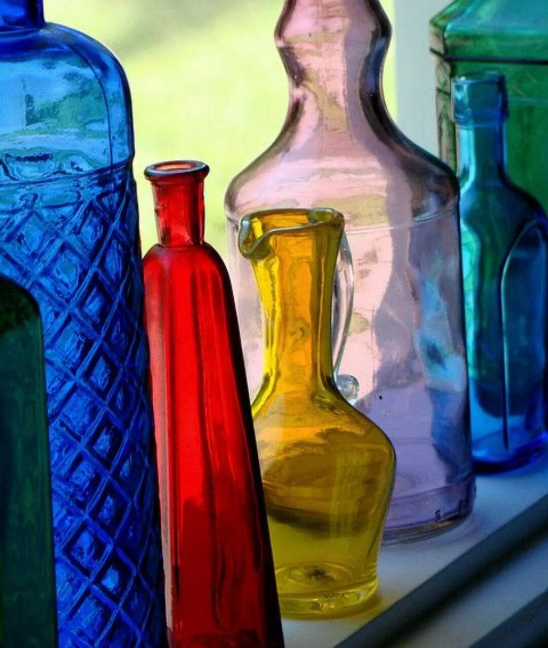 Цветные бутылочки. Цветные стеклянные бутылки. Бутылка из цветного стекла. Цветные декоративные бутылки. Разноцветные стекла.