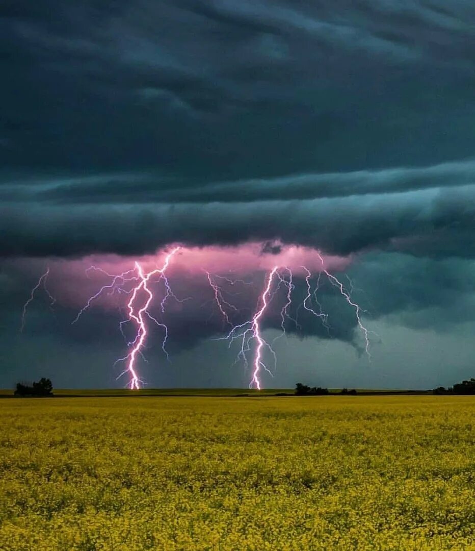 Thunder rain. Грозовое Торнадо. Молния подсветила Торнадо. Торнадо Гром молния. Гроза Кататумбо.