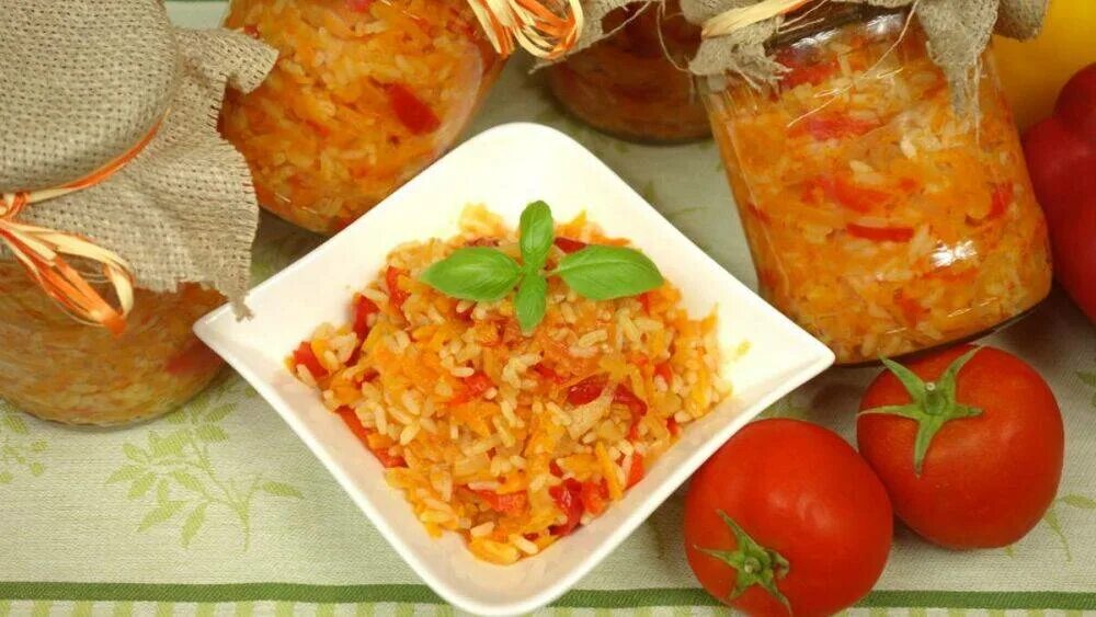Рис с овощами на зиму рецепты. Салат с рисом на зиму. лечо с рисом. вкусный салат на зиму с рисом. закуска овощная с рисом на зиму.