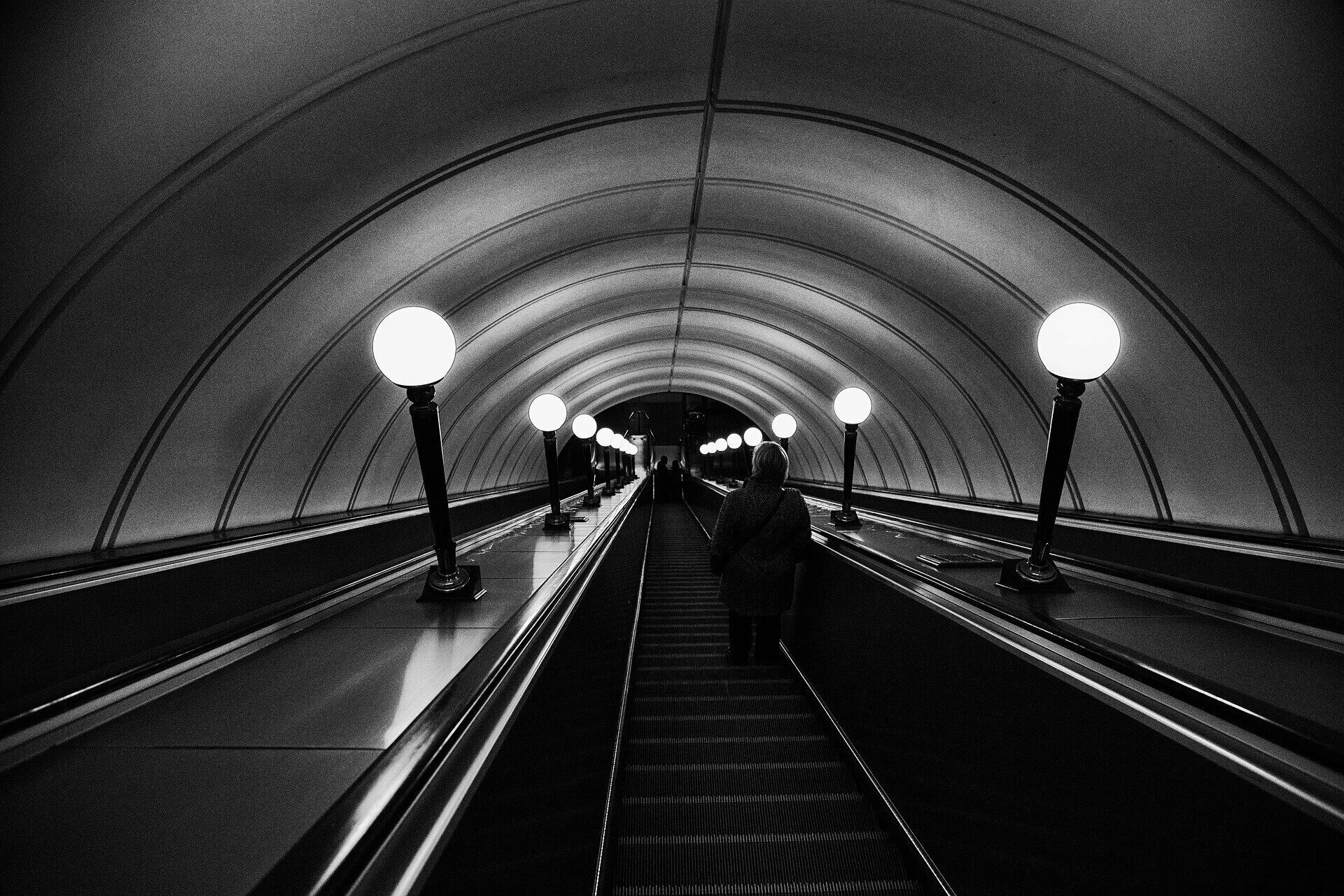 Серо метро. Эскалатор метро селигерская. метро бутырская эскалатор. селигерская станция метро эскалатор. метро москвы чб.