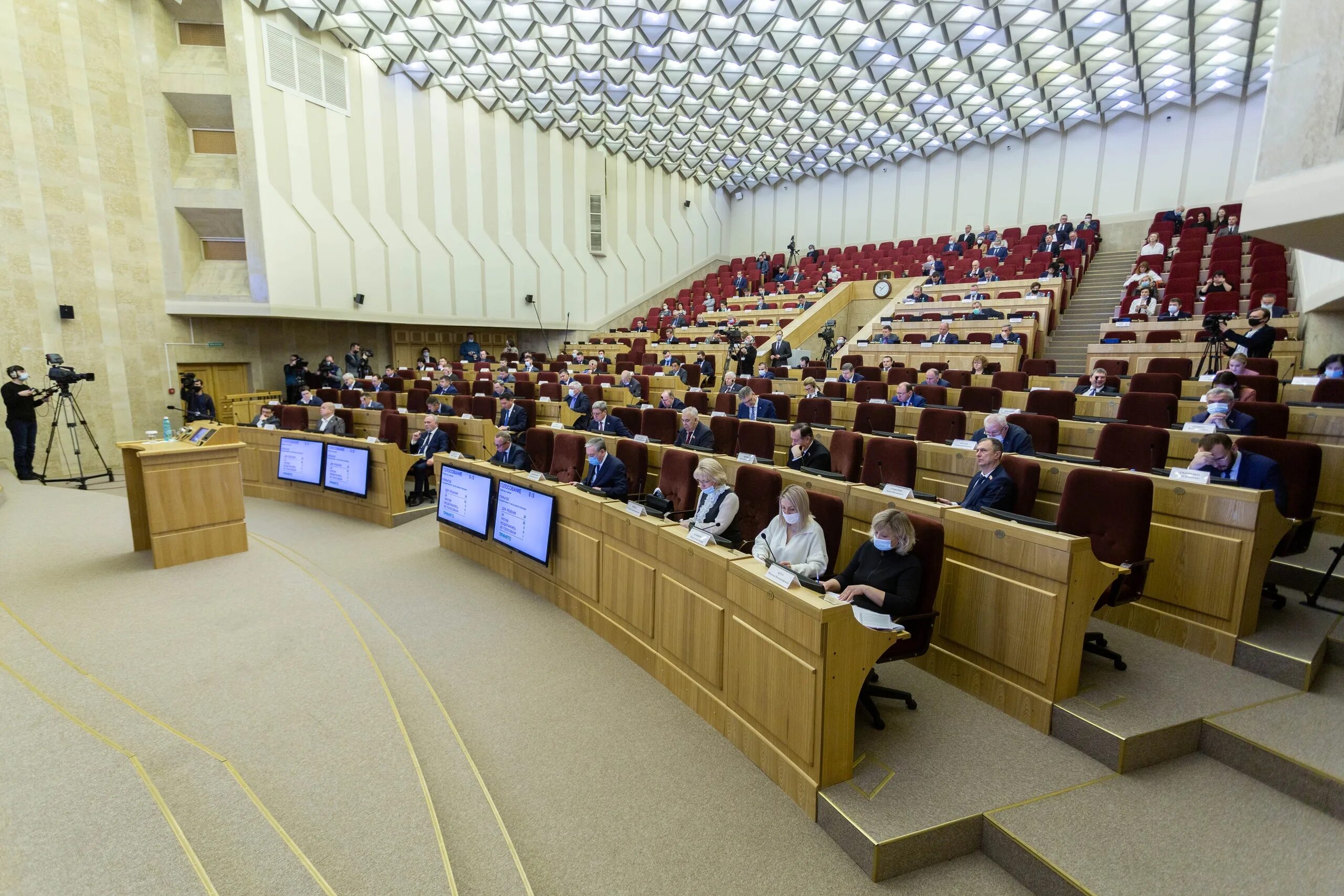 Депутат законодательного собрания новосибирской. Заксобрание Новосибирской области. Законодательное собрание но. Парламент. Депутат Заксобрания.