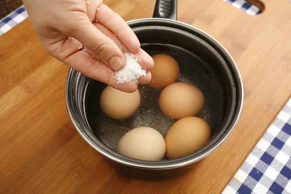 Яйца гудят. Варка яиц. Варить яйца. Что приготовить с яйцами. Отварные яйца.