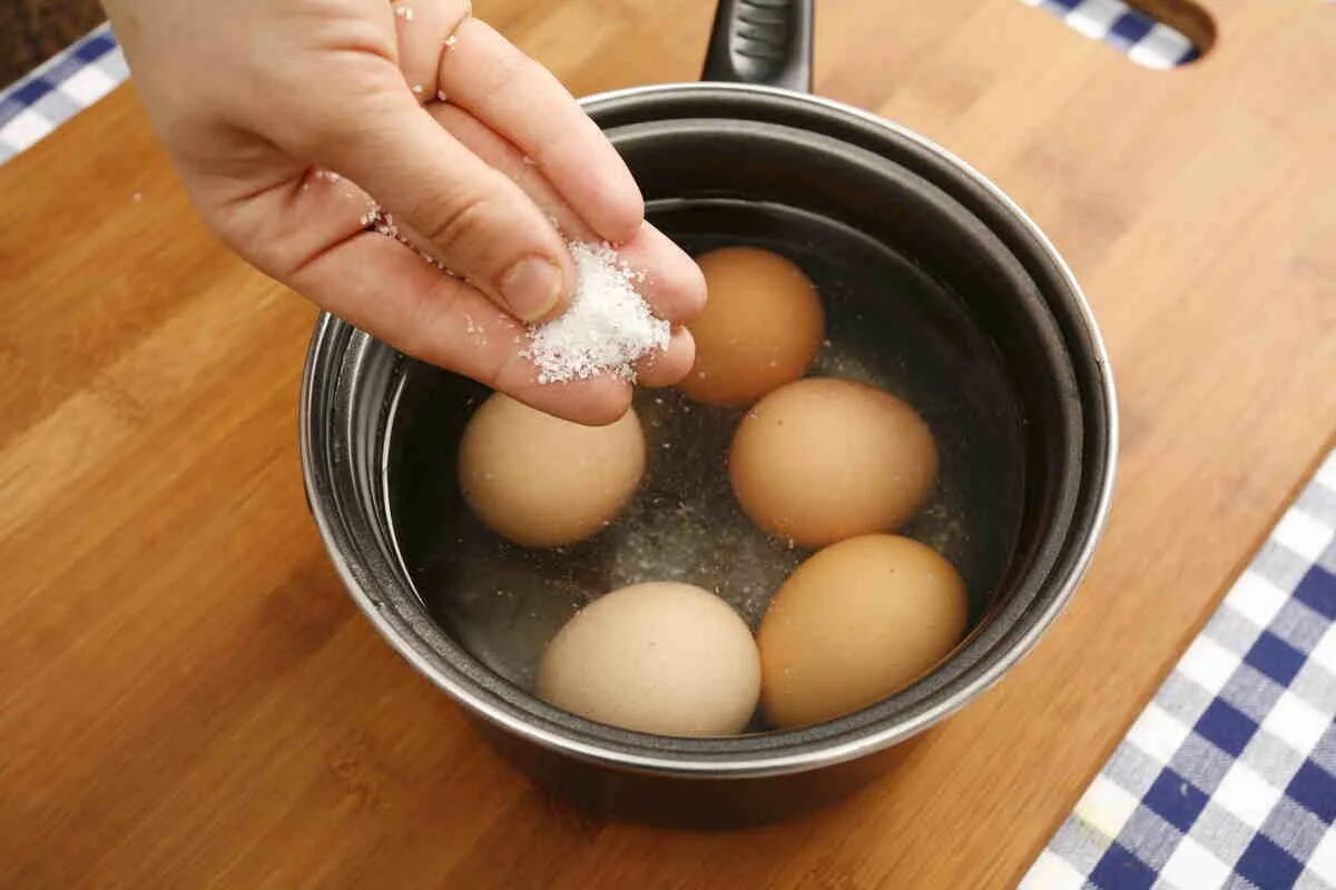 Вареные яички и конечно кура