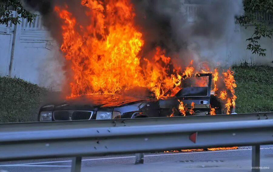 Горит волга. Горит волга. Горящая машина. Горит волга. Горит волга.