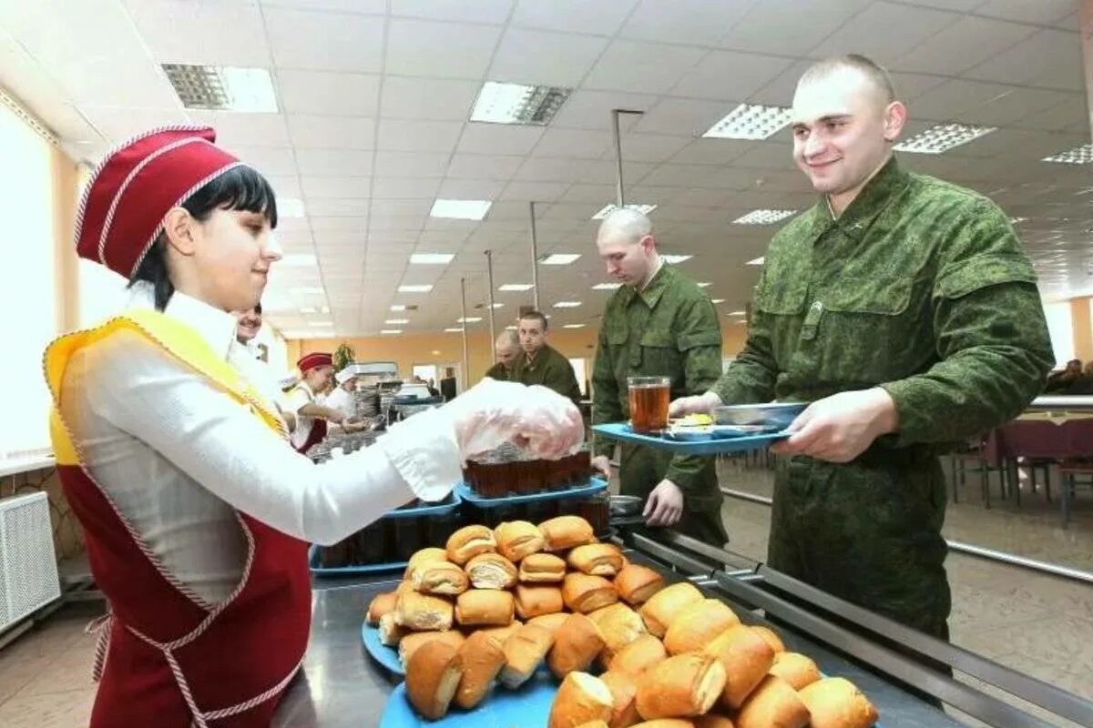 Вс рф готовит. Столовая солдат армии РФ. Солдаты в столовой. Еда в столовой армии. Военнослужащие в столовой.