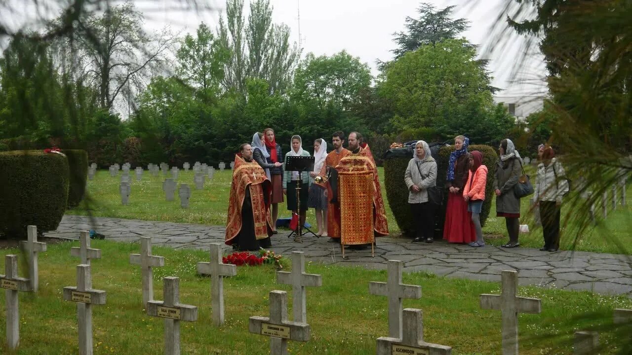 Радоница пенза. Радоница панихида. Панихида на Радоницу. Панихида на кладбище на Радоницу. Радоница на кладбище.