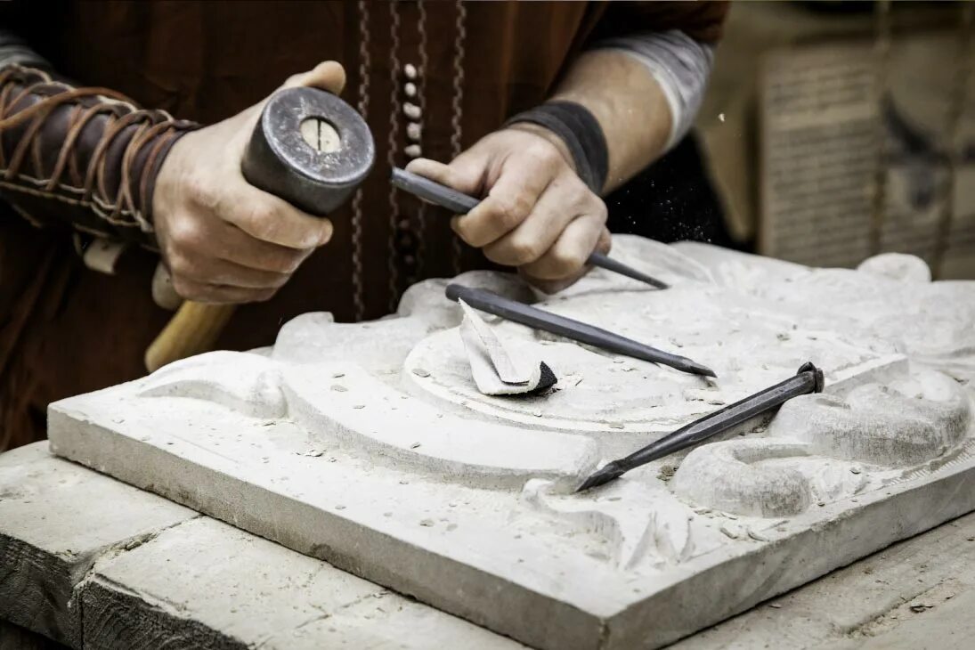 Высечь на камне значение. Камень carving. скульптор высекает из камня. высечено на камне. высеченный из камня.