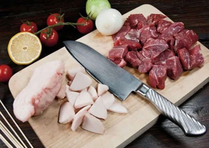 Как нарезать мясо для шашлыка из свинины. Нарезанное мясо. кусочек шашлыка. нарезка к шашлыку.