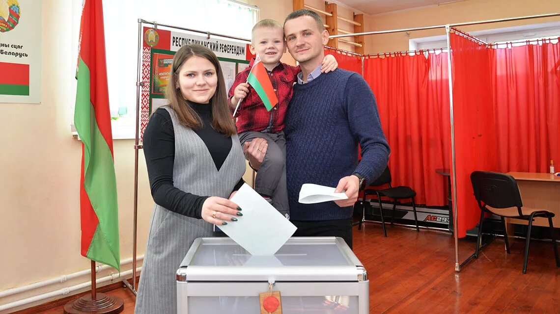 Голосуют семьями. Акция молодая семья. Семья Вольф молодая семья. В Белоруссии началось голосование на Конституционном референдуме.
