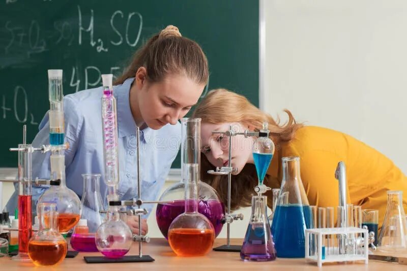 Ученые экспериментируют с ржавчиной. Интересные химические опыты в школе. Девушка экспериментатор. Опасные опыты по химии. Девушки делают эксперименты.