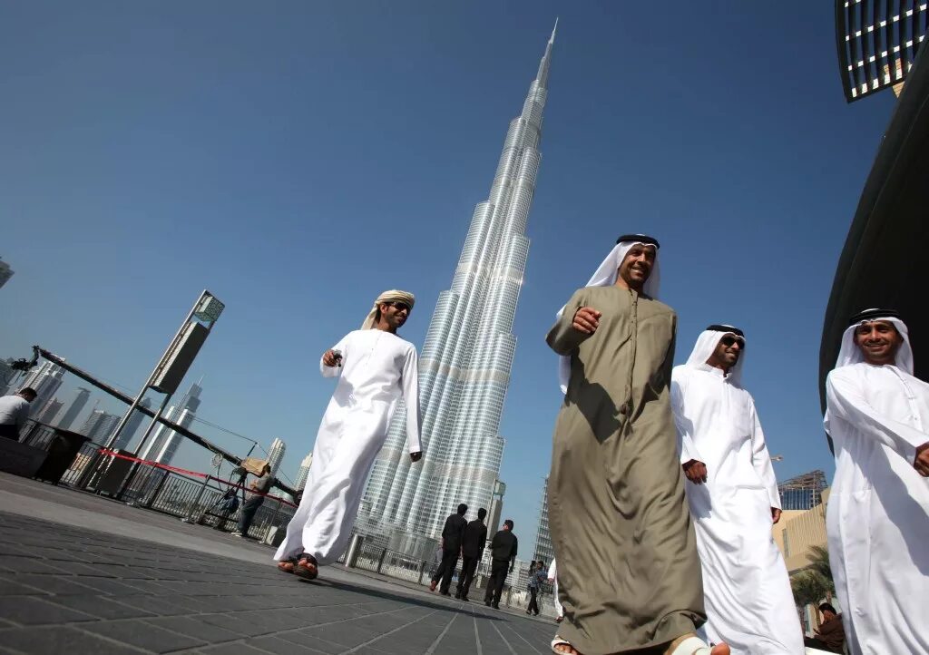 Земля арабам. ОАЭ арабы-эмиратцы. Пакистанцы в ОАЭ. Араб на фоне Бурдж Халифа. Дубай местные жители.