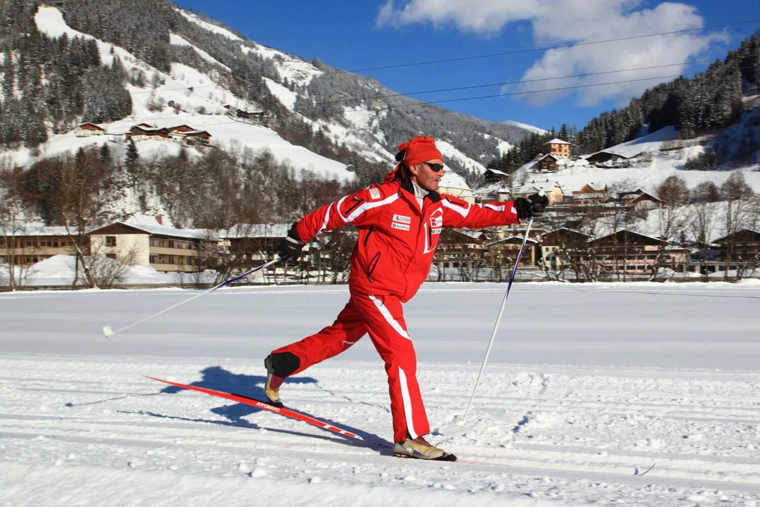 Кросс Кантри скиинг. Лыжник. Лыжные гонки. Бегущий лыжник. Skiing cross country skis