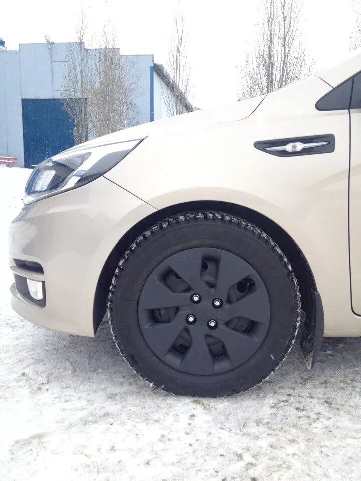 Колпаки киа 15. Колпаки черные r15 Kia Rio. Колпаки r15 Kia Rio 4 черные. Колпаки р 16 Киа Рио 3. Колпаки на колеса r15 Киа Рио 3.