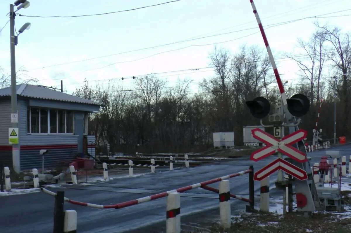 Level crossing. Рекшино Железнодорожный переезд. Железнодорожныйперерезд. Шлагбаум Железнодорожный. Жэлезнадорожныйпириед.