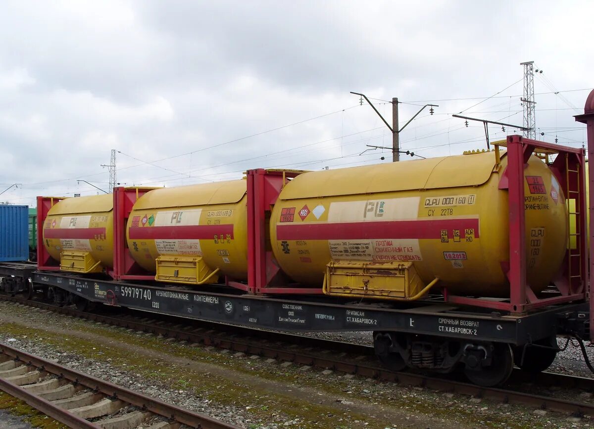 Вагон контейнер цистерна ржд. Грузовой вагон хоппер цистерна. Платформа 13-2114 алтайвагон. Цистерны платформы. Фитинговые платформы для танк контейнеров.